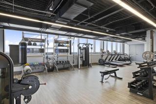 High-Rise Luxe 2BR Suite Gym & Rooftop - 1