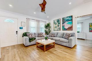 Relax Poolside! Family West Palm Beach Gem with Yard - 8
