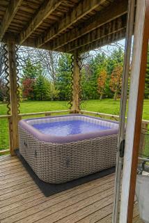 Hot Tub! Golfing, Hiking, Kayaking, Beach Pass! - 0