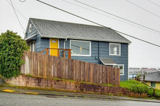 Views of Ocean & Harbor! Quaint Gold Beach Duplex - 0