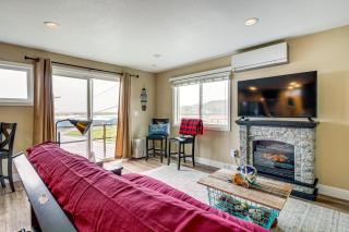 Views of Ocean & Harbor! Quaint Gold Beach Duplex - 6