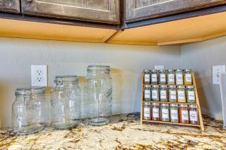 Views of Ocean & Harbor! Quaint Gold Beach Duplex - 1