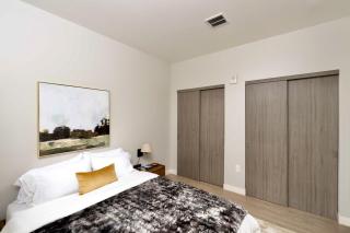 Walker's Point Apt with Gym and Balcony - Sleeps 4-5 - 2