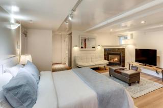 Walkable Green Lake Studio w/ Fireplace - 7