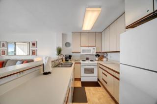 Oceanfront 1bd 1ba Walk to Shops Restaurants 215 - 4
