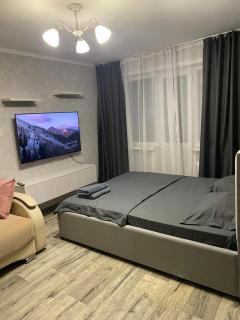 1-ком квартира Wi-Fi SMART TV Большой телевизор напротив кровати - 0