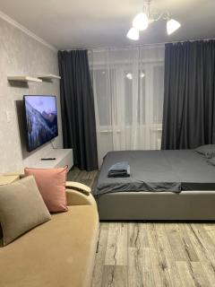 1-ком квартира Wi-Fi SMART TV Большой телевизор напротив кровати - 4