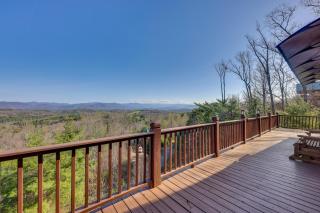 Mountain-View Murphy Cabin with Shared Fire Pit - 0