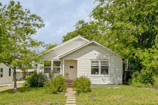 Old Austin Vibes! Spacious Yard & Porch Near UT - 6