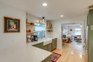 Old Austin Vibes! Spacious Yard & Porch Near UT - 5