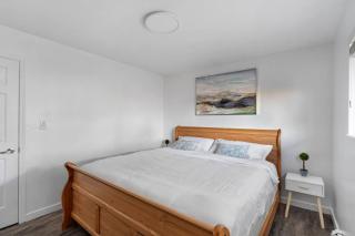 Near Skytrain and 15 mins Downtown w Free Parking - 2