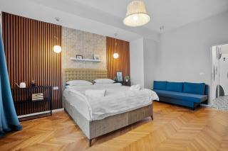 Spacious 4BR & Sleeps 14 & Top Floor & Central - 0