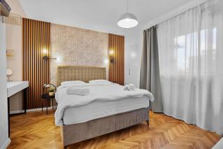 Spacious 4BR & Sleeps 14 & Top Floor & Central - 1