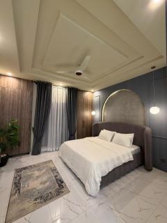 Modern Grey Luxe Studio Spacious & Stylish Retreat - 0