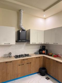 Modern Grey Luxe Studio Spacious & Stylish Retreat - 7