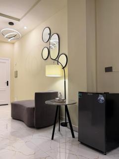 Modern Grey Luxe Studio Spacious & Stylish Retreat - 5