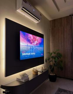Modern Grey Luxe Studio Spacious & Stylish Retreat - 0