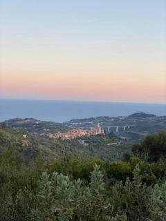 HOST4U - BACcIADONNE Cozy Modern OpenSpace in Civezza - 0