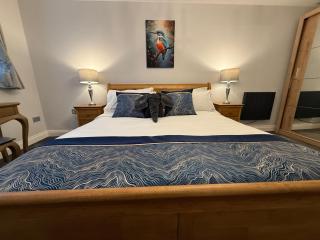 Stansted Airport Stay, Parking and Luxury Suite - 6
