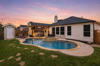3BD 2BA Farmhouse Retreat Pool Gym Games BBQ - 0