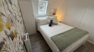 Oak Lodge - Riverbank Lodges - 4
