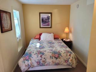 New! 307 HP Cottage - Cute & Great Location! - 9