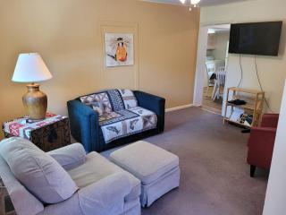 New! 307 HP Cottage - Cute & Great Location! - 8