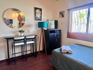 Design Studio - 1 min Beach - Pool - AC - Fast WiFi - 2
