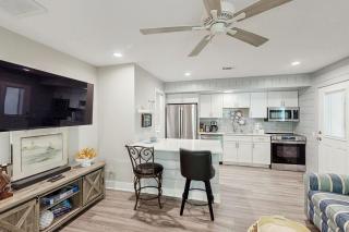 Renovated One-Level Walk to Beach 1 BR Condo - 9