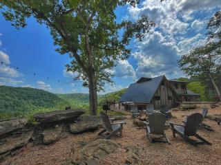 Estill Oaks - Luxe Mountain View Retreat -Hot Tub - Secluded 80-Acre Escape for 16 Guests - 1
