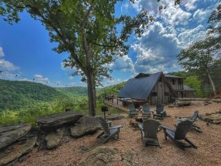 Estill Oaks -Luxe Mountain View Retreat -Hot Tub - Private 80-Acre Escape - 6