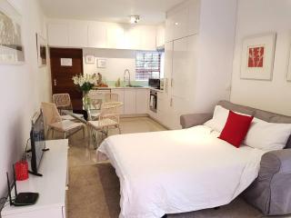 Stylish 1 BR unit, pvt garden, free wifi parking - 6