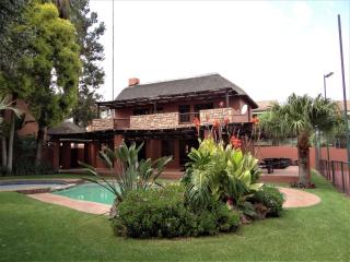 Stylish 1 BR unit, pvt garden, free wifi parking - 3