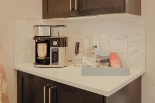 Calgary Peaceful Home with Modern Office Near Hospital and YMCA - 7