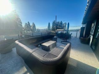North Van Luxury View Home, Hot Tub, Sleeps 7 - 9