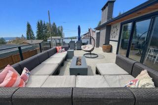 North Van Luxury View Home, Hot Tub, Sleeps 7 - 8