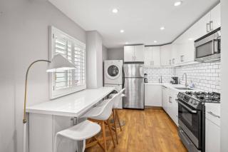 Serene 2-Bedroom Venice Apartment with Private Entrance - 6