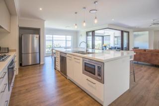 Bright spacious Noosa family home - 9