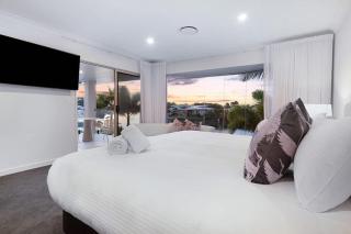 Luxurious impeccably styled waterfront Noosa home - 6