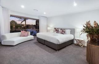 Luxurious impeccably styled waterfront Noosa home - 2