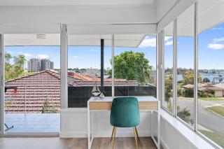 Exec Luxe & River Views - 2