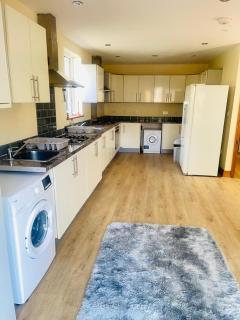 FREE PARKING - near Heathrow SHARED ACCOMODATION LARGE BUNGALOW, DOUBLE BEDROOM, TW7 6NZ - 0