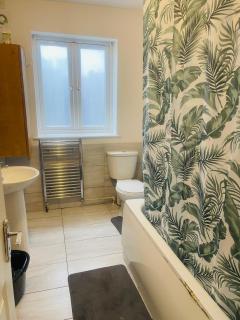 FREE PARKING - near Heathrow SHARED ACCOMODATION LARGE BUNGALOW, DOUBLE BEDROOM, TW7 6NZ - 1