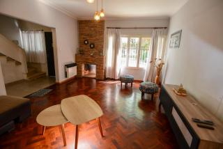 Casa amplia para 7 con garaje, parrilla y espacio de trabajo en zona residencial de Mendoza - 0