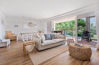 Sophisticated & stylish beachside apartment with pool - 0