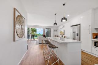 Sophisticated & stylish beachside apartment with pool - 8