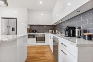 Sophisticated & stylish beachside apartment with pool - 7
