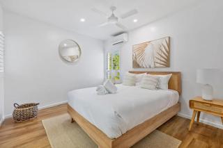 Sophisticated & stylish beachside apartment with pool - 6