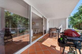 Sophisticated & stylish beachside apartment with pool - 5