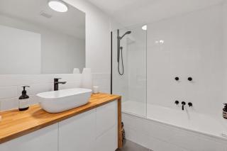 Sophisticated & stylish beachside apartment with pool - 1